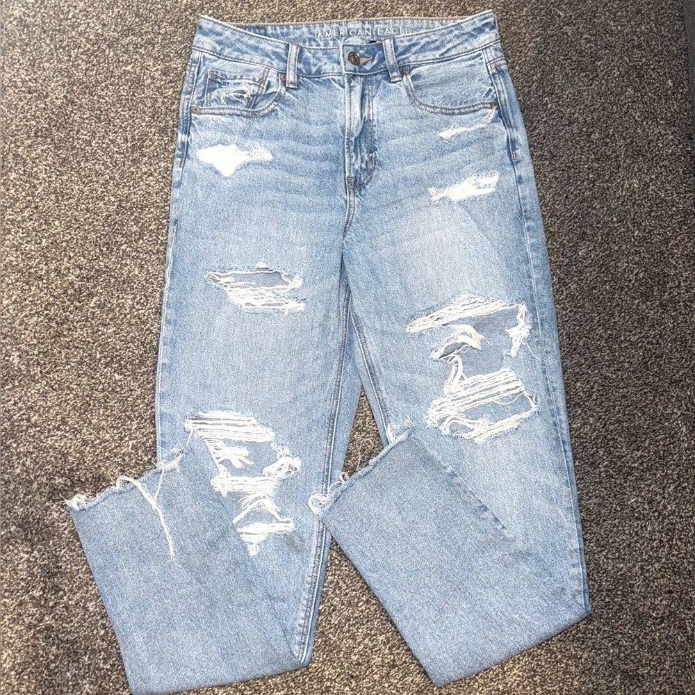 American Eagle High Rise Ripped Mom Jeans Size 4 Long